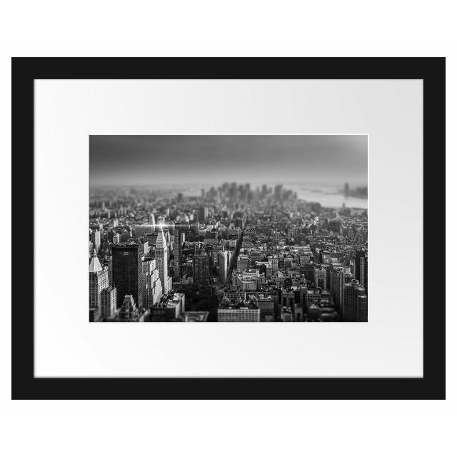 Gerahmtes Poster New York City bei Sonnenuntergang East Urban Home Größe: 30 cm H x 38 cm B on Productcaster.