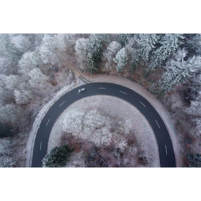 Straßenkurve Winterlicher Wald von Ollo - Druck Alpen Home Größe: 80 cm H x 120 cm B on Productcaster.