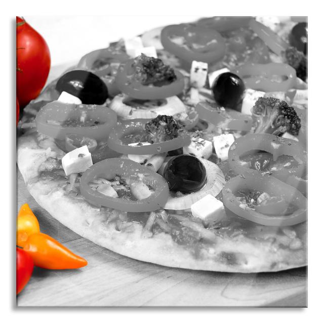 Glasbild Pizza mit Oliven und Hirtenkäse Brayden Studio Farbe: Grau/Rot/Orange, Größe: 50 cm H x 50 cm B x 0,4 cm T on Productcaster.