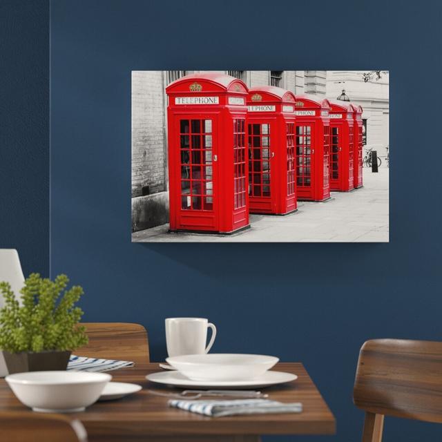 Leinwandbild Rote Londoner Telefonzellen East Urban Home Größe: 40 cm H x 60 cm B on Productcaster.