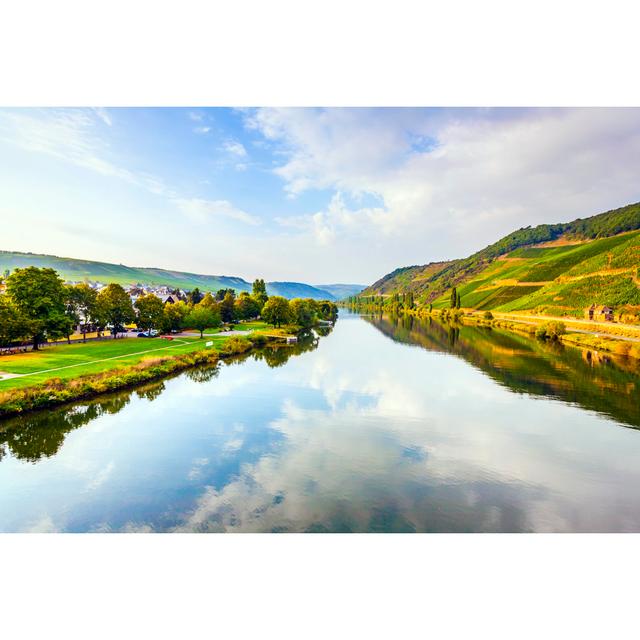 Fluss Mosel von Meinzahn - Leinwanddrucke Alpen Home Größe: 75 cm H x 50 cm B on Productcaster.