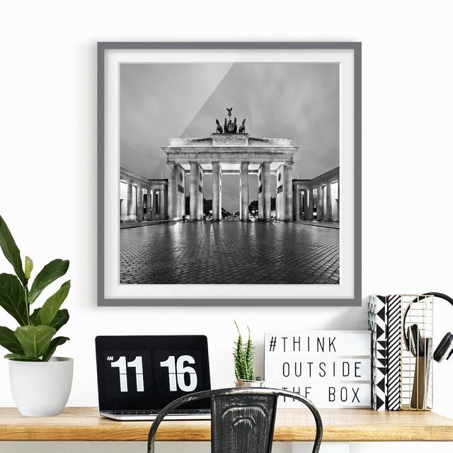 Gerahmtes Papierbild Erleuchtetes Brandenburger Tor II East Urban Home Rahmenoptionen: Mattes Grau, Größe: 70 cm H x 70 cm B on Productcaster.