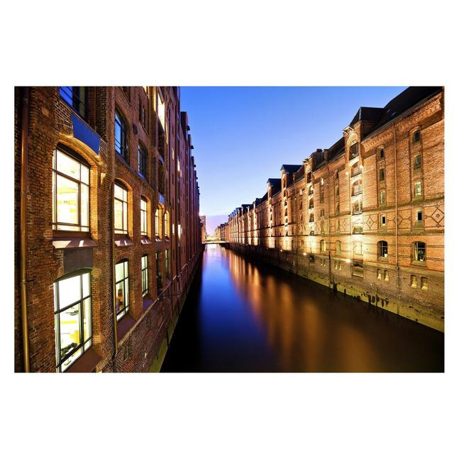 Halbglänzende Tapete Hamburg Speicherstadt East Urban Home Größe: 1,92 m x 192 cm on Productcaster.