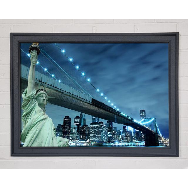 Freiheitsstatue Brooklyn Bridge Nights - Einzelner Bilderrahmen Kunstdrucke ModernMoments Größe: 84,1 cm H x 118,9 cm B x 1,5 cm T on Productcaster.