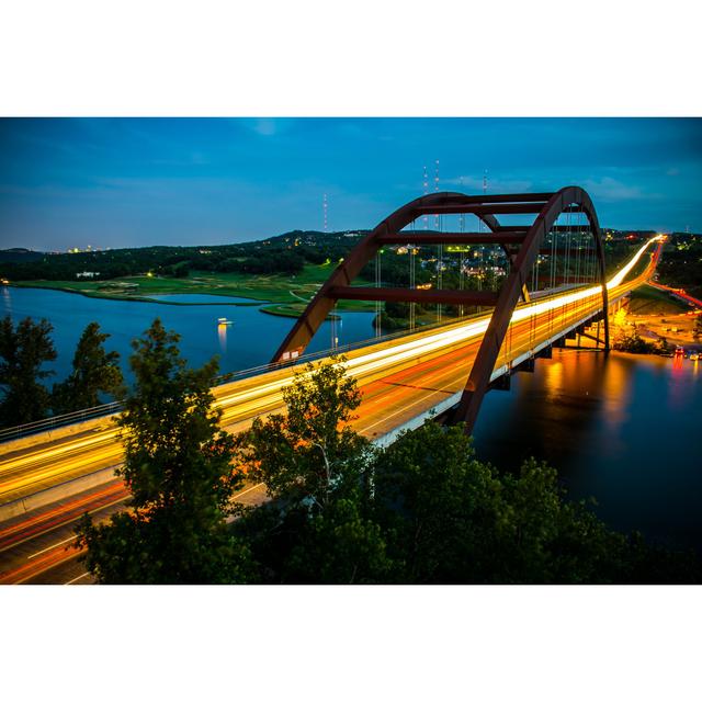 360 Brücke bei Nacht - Fotografie auf Leinwand 17 Stories Größe: 80 cm H x 120 cm B x 1,8 cm T on Productcaster.