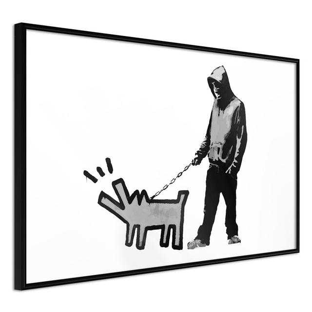 Gerahmter Grafikdruck Banksy: Choose Your Weapon Happy Larry Rahmenart: Schwarzer Rahmen, Größe: 60 cm H x 90 cm B x 2 cm T on Productcaster.