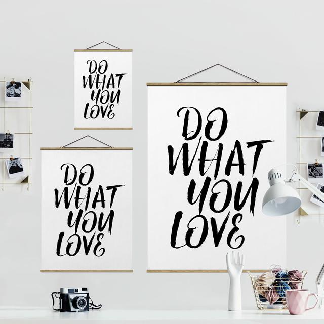 Stoffbild mit Posterleisten - Do What You Love im Hochformat 4:3 Happy Larry Größe: 66,4 cm H x 50 cm B x 0,3 cm T on Productcaster.