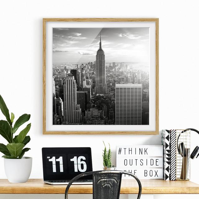 Gerahmtes Papierbild Skyline von Manhattan East Urban Home Größe: 70 cm H x 70 cm B, Rahmenoptionen: Naturbelassenes Eiche on Productcaster.