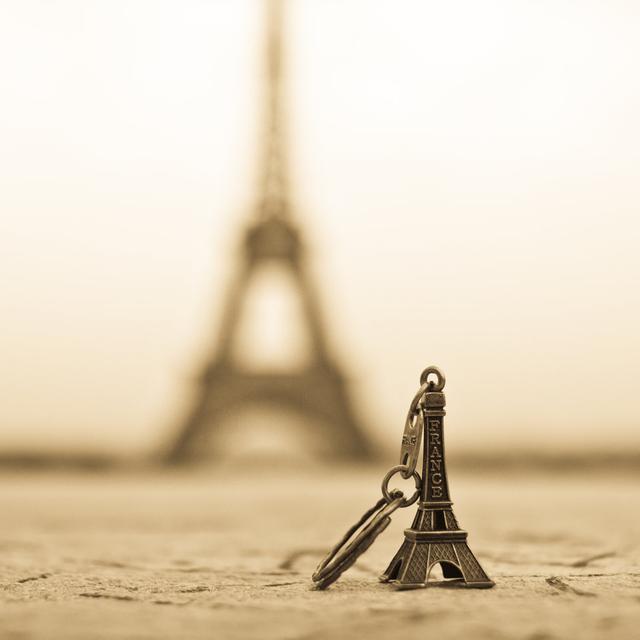 Paris Souvenir - Wrapped Canvas Photograph Latitude Run Size: 51cm H x 51cm W on Productcaster.