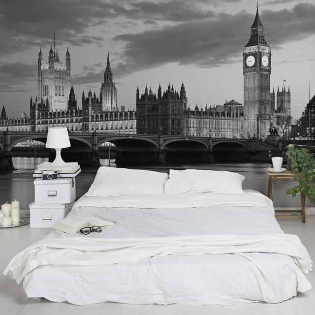 Ketter London at Night II 2.55m x 384cm Wallpaper Brayden Studio Size: 1.9m x 288cm on Productcaster.