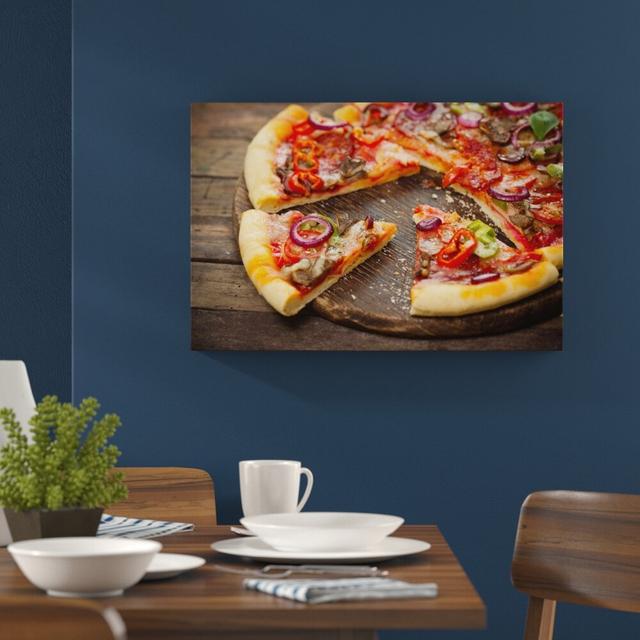 Leinwandbild „Leckere Pizza auf Holztisch A", Fotodruck East Urban Home Größe: 70 cm H x 100 cm B on Productcaster.