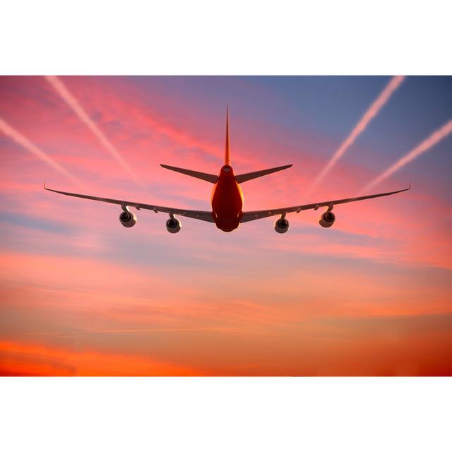 Flugzeug fliegt im Himmel bei Sonnenuntergang mit Kondensstreifen von Maxiphoto - Kunstdrucke ohne Rahmen auf Leinwand ModernMoments Größe: 60 cm H x on Productcaster.