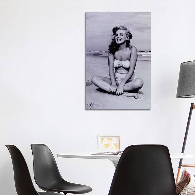 Leinwandbild Eine junge, lächelnde Marilyn Monroe am Strand sitzend von Radio Days ScanMod Design Format: Leinwand umschließt Rahmen, Größe: 101,06 cm on Productcaster.