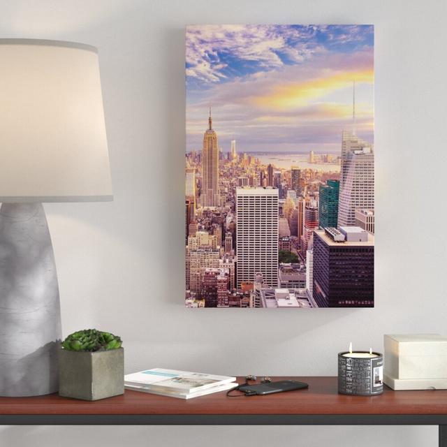 Leinwandbild Imposanter Blick auf New York im Sonnenuntergang East Urban Home Größe: 120 cm H x 80 cm B on Productcaster.