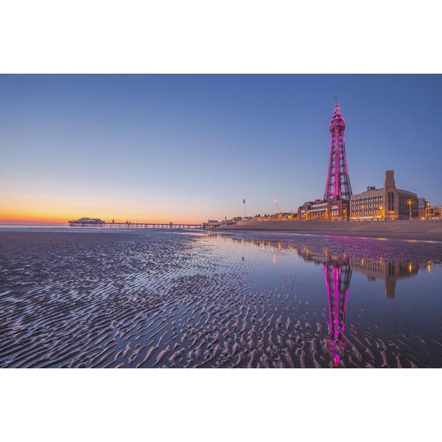 Blackpool Tower in der Abenddämmerung von Alex_west - Drucken House of Hampton Größe: 50 cm H x 75 cm B on Productcaster.