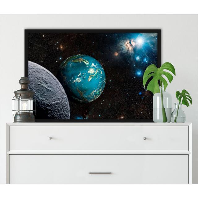 Gerahmter Grafikdruck Planet Erde im Kosmos ModernMoments Größe: 100 cm H x 70 cm B x 2.5 cm T on Productcaster.