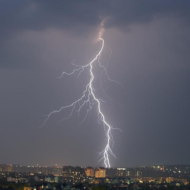 Lightning Strike by LukaTDB - Drucken 17 Stories Größe: 40 cm H x 40 cm B on Productcaster.