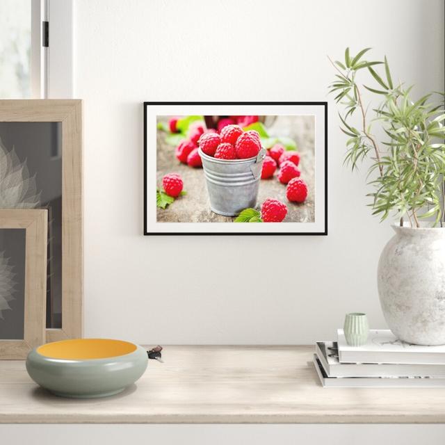 Gerahmtes Poster Eimer mit frischer Himbeeren East Urban Home Größe: 70 cm H x 100 cm B on Productcaster.