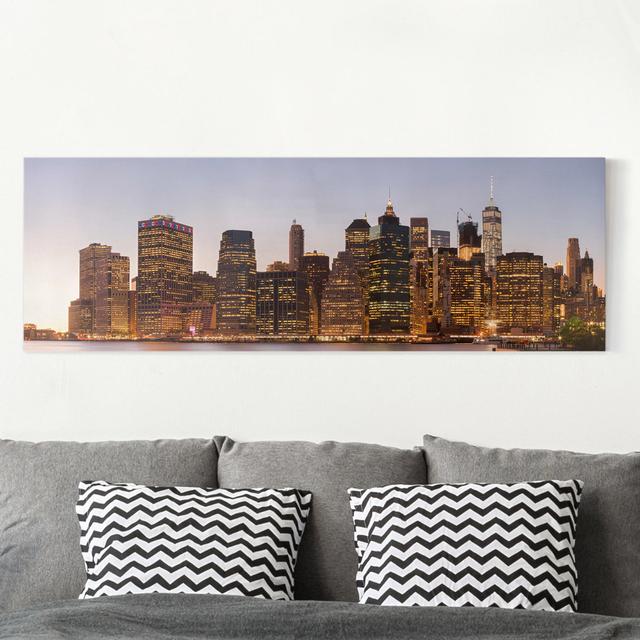 Leinwandbild - Blick Auf Manhattan Skyline Ebern Designs Größe: 30 cm H x 90 cm B, Format: 260g/m² Canvas on Productcaster.