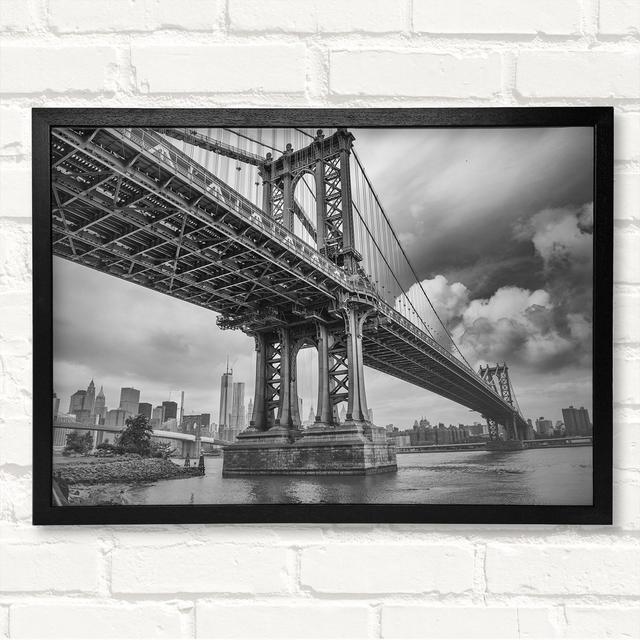 NYC Schwarz-weiße Brücke unter Wolken - Geschlossener Eckrahmen Kunstdruck auf Holz ModernMoments Größe: 42cm H x 59,7cm B on Productcaster.