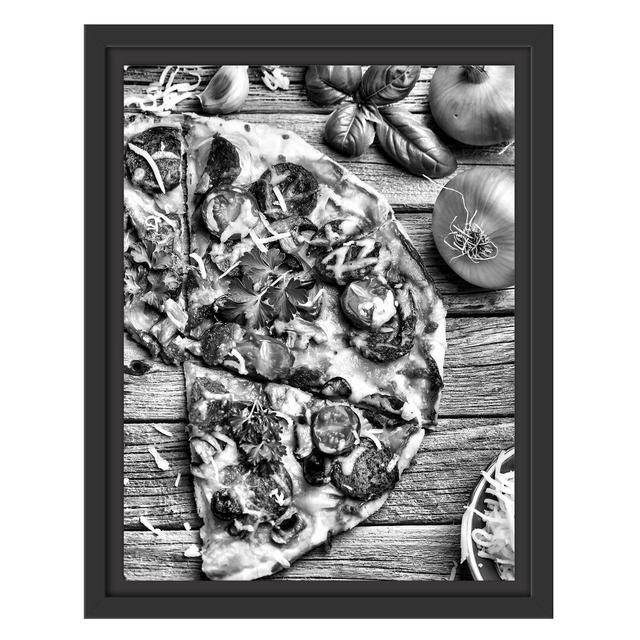 Gerahmtes Wandbild Pizza Italia auf Holztisch East Urban Home Größe: 38 cm H x 30 cm B on Productcaster.