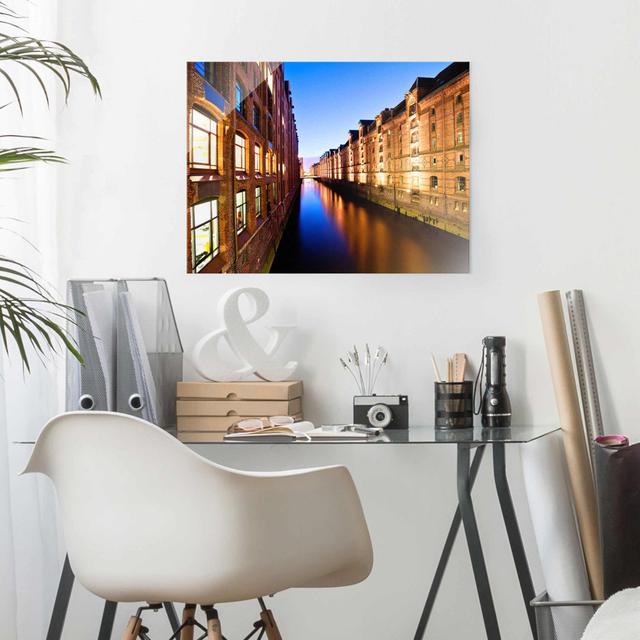 Glasbild Hamburg Speicherstadt East Urban Home Blinde Größe: 75 cm H x 100 cm B on Productcaster.