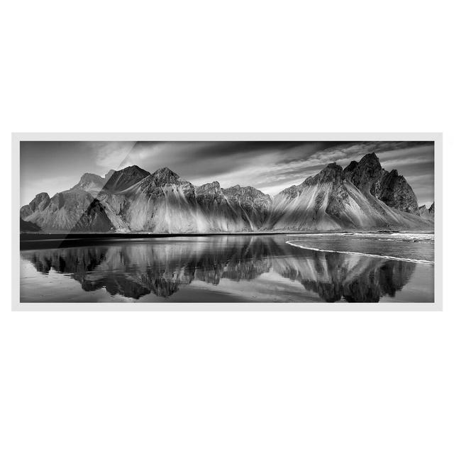 Gerahmter Grafikdruck Vesturhorn in Iceland Alpen Home Maße: 20 cm H x 50 cm B x 2 cm T, Rahmenauswahl: Weißer Rahmen on Productcaster.