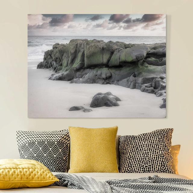 Leinwandbild - Felsen Am Strand Haus am Meer Format: 260 g/m² Canvas, Maße: 90 cm H x 120 cm B on Productcaster.