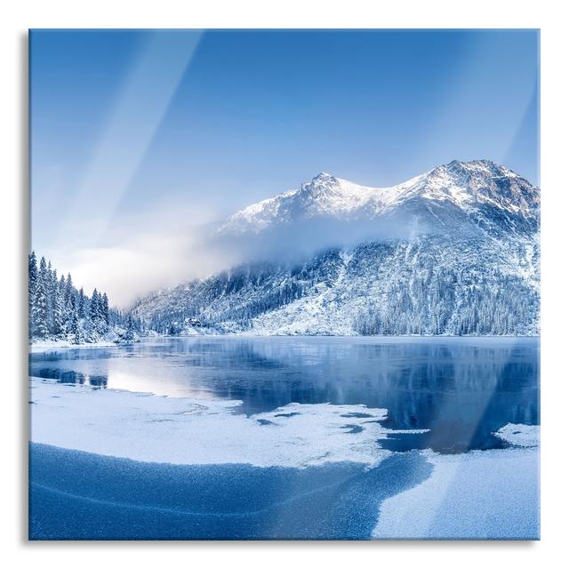 Glasbild Winterlandschaft mit Gefrorenem Bergsee Union Rustic Größe: 40 cm H x 40 cm B x 0,4 cm T on Productcaster.