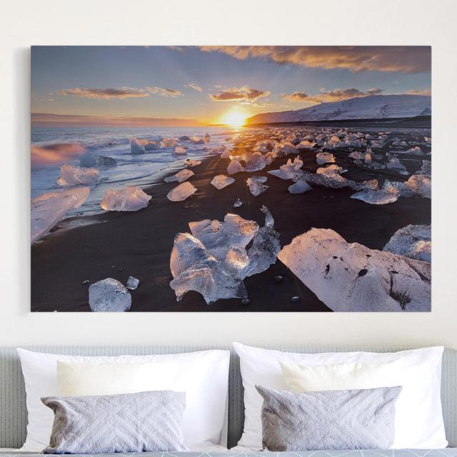 Leinwandbild - Eisbrocken Am Strand Island Haus am Meer Format: Recycelte Leinwand 330g/m², Größe: 40cm H x 60cm B on Productcaster.