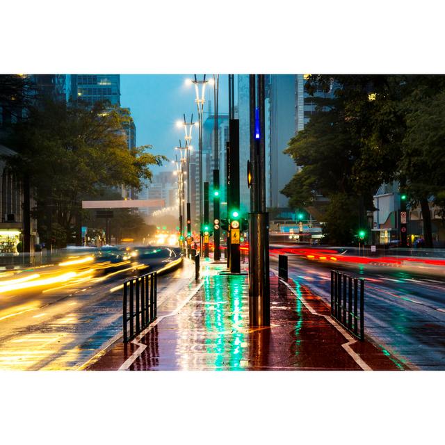 Paulista Avenue Under A Drizzle von Wsfurlan - Kunstdrucke auf Leinwand ohne Rahmen 17 Stories Größe: 40 cm H x 60 cm B on Productcaster.