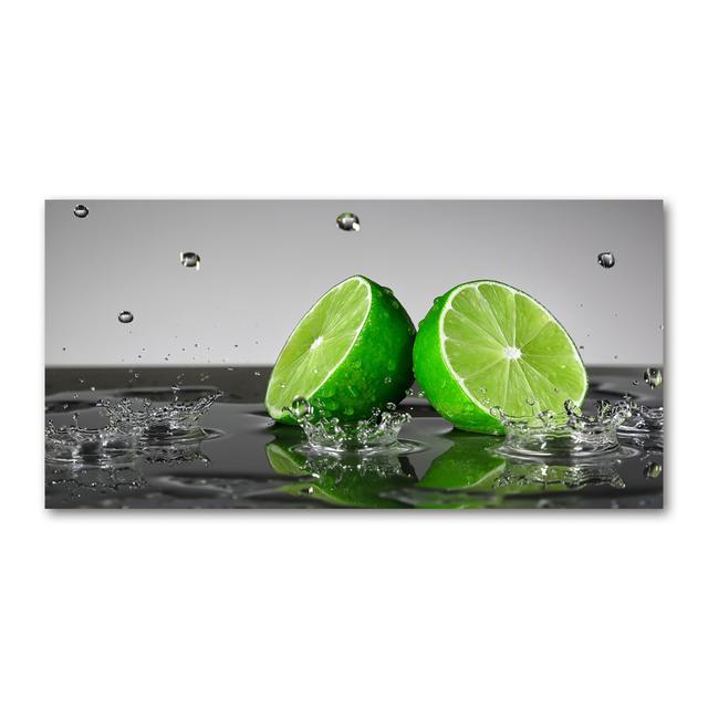 Limonka im Wasser - Kunstdrucke auf Segeltuch Ebern Designs on Productcaster.