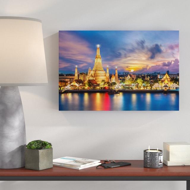 Leinwandbild Wat Arun - Nachtansicht auf Tempel in Bangkok, Thailand East Urban Home Größe: 70 cm H x 100 cm B on Productcaster.