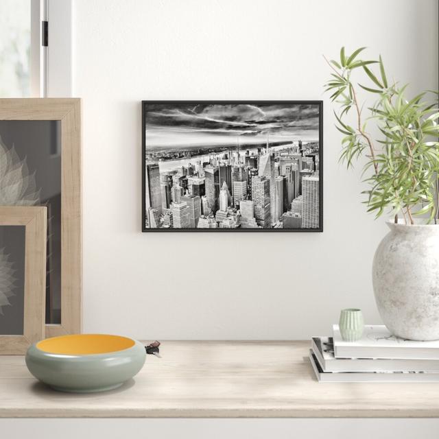 Gerahmtes Wandbild Skyline New York East Urban Home Größe: 70 cm H x 100 cm B on Productcaster.