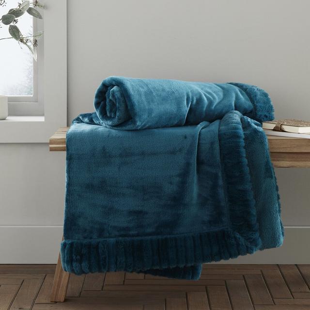 Velvet And Faux Fur 150x200cm Blanket Throw Catherine Lansfield Colour: Teal on Productcaster.