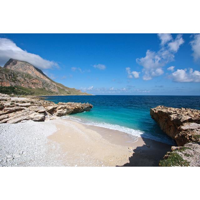 Idyllischer einsamer Strand von Photovideostock - Drucken House of Hampton Größe: 50 cm H x 75 cm B on Productcaster.