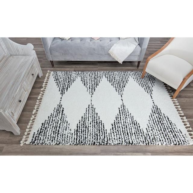 Rug in White with Geometric Pattern by Cosmoliving by Cosmopolitan, Rug Size: Rectangle 152 x 213cm on Productcaster.