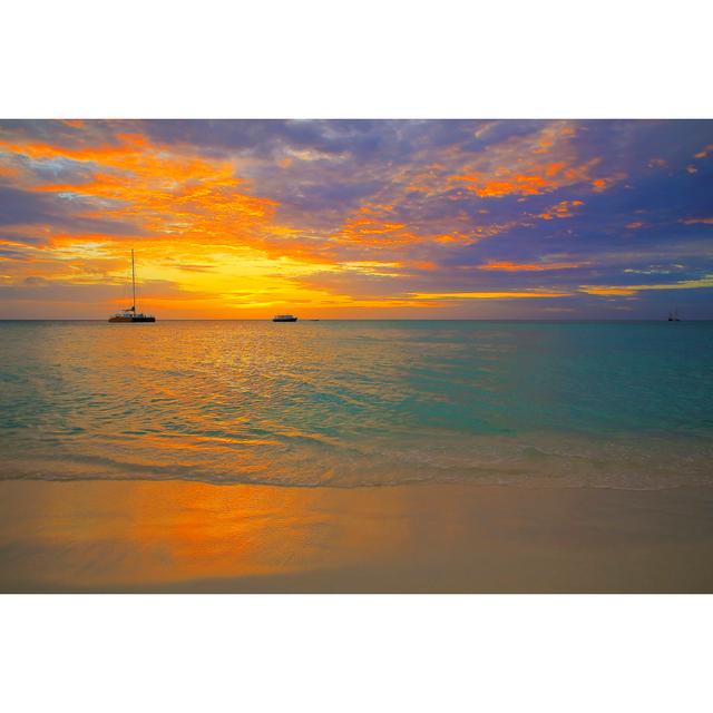 Idyllischer tropischer Strand bei dramatischem Sonnenuntergang mit Booten und Yacht, Bahamas Sommerparadies, Karibisches Meer von Agustavop - Kunstdru on Productcaster.