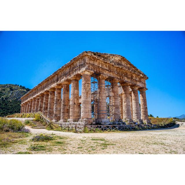 Alter griechischer Tempel in Segesta von 4zoom4 - Leinwanddrucke 17 Stories Größe: 75" H x 50" B x 1,8" T on Productcaster.