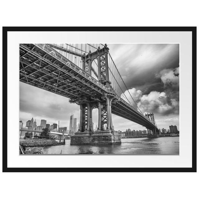 Manhattan Bridge in New York Gerahmter Fotodruck Poster East Urban Home Größe: 60 cm H x 80 cm B x 2,5 cm T, Farbe: Grau/Weiß on Productcaster.