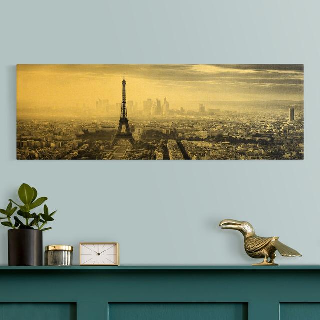 Leinwandbild Der Eiffelturm von Oben Ebern Designs Größe: 40 cm H x 120 cm B, Format: 260g/qm Canvas, Farbe: Gold/Schwarz on Productcaster.