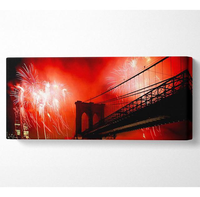 New York City Brooklyn Bridge Feuerwerk Rot - Leinwanddrucke auf Leinwand Ebern Designs Größe: 40,6 cm H x 101,6 cm B x 10 cm T on Productcaster.