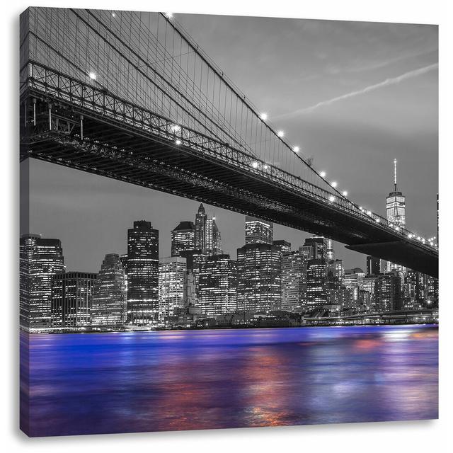 Leinwandbild Große Brooklyn Bidge mit Sicht auf Stadt East Urban Home Größe: 60 cm H x 60 cm B on Productcaster.