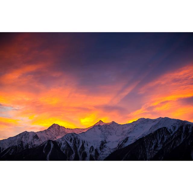 Verschneite Berge von Lightpix - Druck 17 Stories Größe: 40 cm H x 60 cm B on Productcaster.