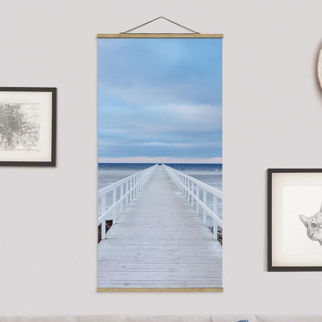 Stoffbild Mit Posterleisten - Brücke In Schweden - Hochformat 2:1 Haus am Meer Maße: 100 cm H x 50 cm B x 0,3 cm T on Productcaster.