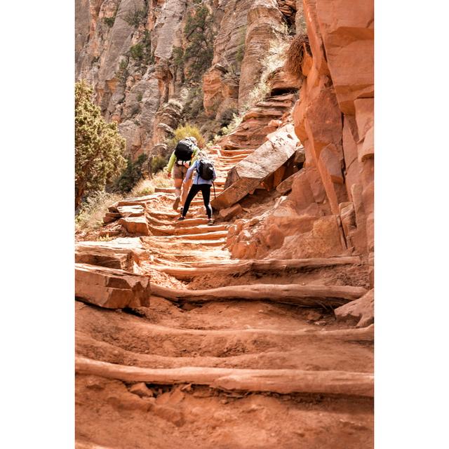 Vater und Teenager-Tochter beim Wandern im Grand Canyon von Wanderluster - Kunstdrucke ohne Rahmen auf Leinwand Marlow Home Co. Größe: 90 cm H x 60 cm on Productcaster.