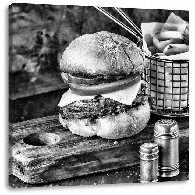 Leinwandbild Cheesburger mit Pommes East Urban Home Größe: 40 cm H x 40 cm B on Productcaster.