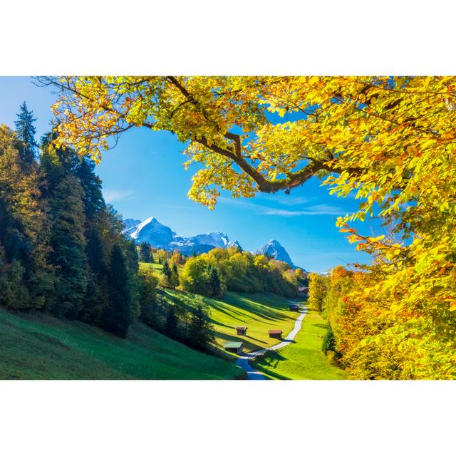 Garmisch Partenkirchen im Herbst - Kunstdrucke auf Leinwand Marlow Home Co. Größe: 60 cm H x 90 cm B on Productcaster.