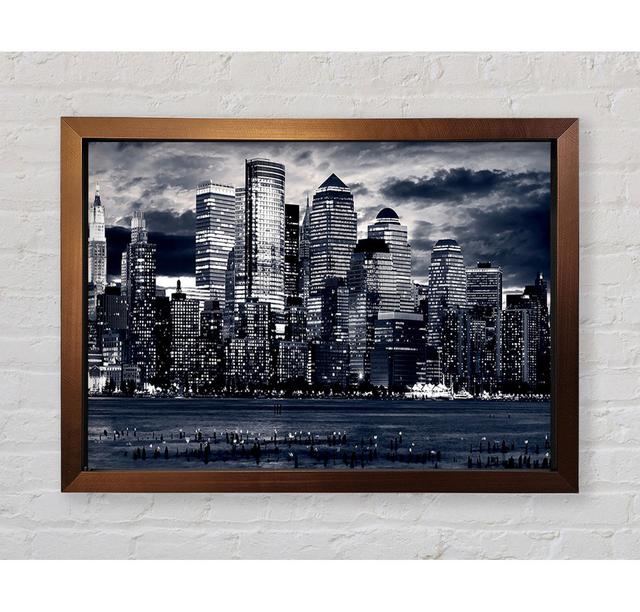 Manhattan Panorama In Blau - Einzelner Bilderrahmen Kunstdrucke Ebern Designs Größe: 100 cm H x 141,4 cm B x 3,4 cm T on Productcaster.