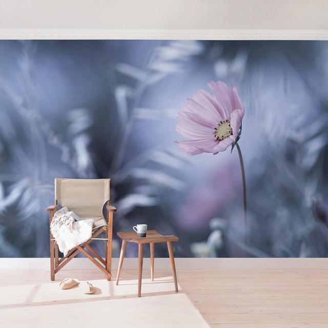 Flowers Semi-Gloss Wallpaper Roll East Urban Home Size: 4.32m x 290cm, Materialqualität: Standard (110g/m²) on Productcaster.